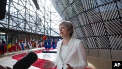 英国首相特蕾莎.梅在抵达欧盟峰会前接受媒体采访（2017年6月23日）