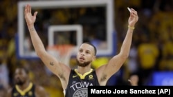Guard Golden State Warriors, Stephen Curry (30), melakukan selebrasi pada paruh kedua Game 2 bola basket Final NBA antara Warriors dan Clevelan Cavaliers di Oakland, California, hari Minggu, 3 Juni 2018 (foto: AP Photo/Marcio Jose Sanchez)