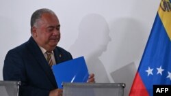 El presidente del Consejo Nacional Electoral de Venezuela, Elvis Amoroso, preside una conferencia de prensa en la que anuncia las preguntas sobre el referendo sobre el territorio Esequibo.