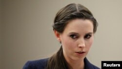 Žrtva Rejčel Denholander obraća se tokom ročišta na kojem je izrečena kazna bivšem lekaru američke gimnastičke reprezentacije Leriju Nasaru, 24. januara 2018. (Foto: Reuters/Brendan McDermid) 