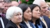 美国财政部长耶伦、美国贸易代表戴琪、代理劳工部长苏维思以及白宫经济顾问伯恩斯坦聆听拜登总统在白宫玫瑰园宣布计划对从中国进口的电动汽车、半导体、太阳能设备和医疗用品征收新的关税。（2024年5月14日）
