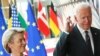 El presidente de EE. UU., Joe Biden, cruza los dedos junto a la la presidenta de la Comisión Europea, Ursula von der Leyen., durante la cumbre EE. UU.-UE en Bruselas el 15 de junio de 2021.