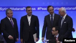 Alexander Lavrentyev, utusan Rusia untuk perundingan perdamaian di Kazakhstan, Wakil Menlu Iran Hossein Jaberi Ansari, Menlu Kazakhistan Kairat Abdrakhmanov dan utusan khusus PBB untuk Suriah Staffan de Mistura dalam pertemuan di Astana, Kazakhstan, 4 Mei 2017. (REUTERS/Mukhtar Kholdorbekov)