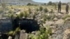 Umgodi okulabantu abanengi abangafuni ukuphuma kuwo kweleSouth Africa. (VOA)