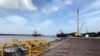 Navios com mantimentos para uma plataforma petrolífera offshore operada pela Exxon Mobil, rio Demerara, sul de Georgetown