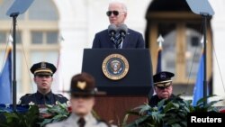 El presidente de los Estados Unidos, Joe Biden, pronuncia un discurso en el 40º Servicio Conmemorativo de los Oficiales Nacionales de Paz en el Capitolio de los Estados Unidos en Washington, Estados Unidos, el 16 de octubre de 2021. REUTERS / Tom Brenner