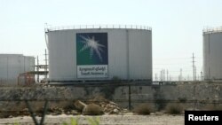 Tangki minyak di kantor pusat Saudi Aramco di kota Damam, Arab Saudi, 11 November 2007. (Foto: dok).
