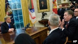 El presidente Donald Trump (izquierda), el representante comercial Robert Lighthizer, (segundo desde la derecha) y el vice premier chino Liu He, (segundo desde la derecha) durante conversaciones en la Casa Blanca el viernes, 22 de febrero de 2019.