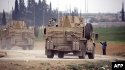 Des soldats américains sur les routes de Manbij, en Syrie, le 3 mars 2017 (AFP PHOTO / DELIL SOULEIMAN).