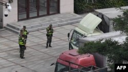 중국 단둥 세관에서 공안들이 북한에서 돌아오는 화물차량을 검사하고 있다. (자료사진)