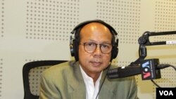 លោក ឱក សេរីសុភ័ក្រ អ្នក​ឯកទេស​អភិបាលកិច្ច​ល្អ​ម្នាក់​ចូល​រួម​ជា​វាគ្មិន​ពិភាក្សា​អំពី​«ច្បាប់​ស្តី​ពី​សមាគម​និង​អង្គការ​មិន​មែន​រដ្ឋាភិបាល​និង​ផល​ប៉ះពាល់​លើ​សង្គម​ស៊ីវិល» នៅ​ក្នុង​កម្មវិធី​វិទ្យុ​ Hello VOA ប្រចាំ​ខែ​អំពី​អភិបាលកិច្ច​ល្អ​ជាមួយ​លោក ម៉ែន គឹមសេង នៃ VOA កាល​ពី​ថ្ងៃ​ច័ន្ទ ទី​២៧ ខែ​មេសា ឆ្នាំ២០១៥។ (លឹម សុធី/VOA)