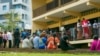 Les gens font la queue pour voter lors d'un référendum, à Libreville, Gabon, le 16 novembre 2024.