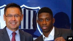 Josep Maria Bartomeu, président du FC Barcelone, à gauche, lors de la présentation d’Ousmane Dembele, à droite, recrue du club, au stade Camp Nou, Barcelone, Espagne, 28 août 2017.
