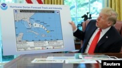 Predsednik Donald Tramp sa mapom na kojoj je flomasterom izmenjena putanja uragana Dorijan da bi se obuhvatila Alabama