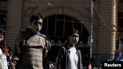 2020年1月29日，在澳大利亞維多利亞州墨爾本確診了冠狀病毒病例後，弗林德斯街車站旁的行人戴著口罩行走。(路透社資料照) 