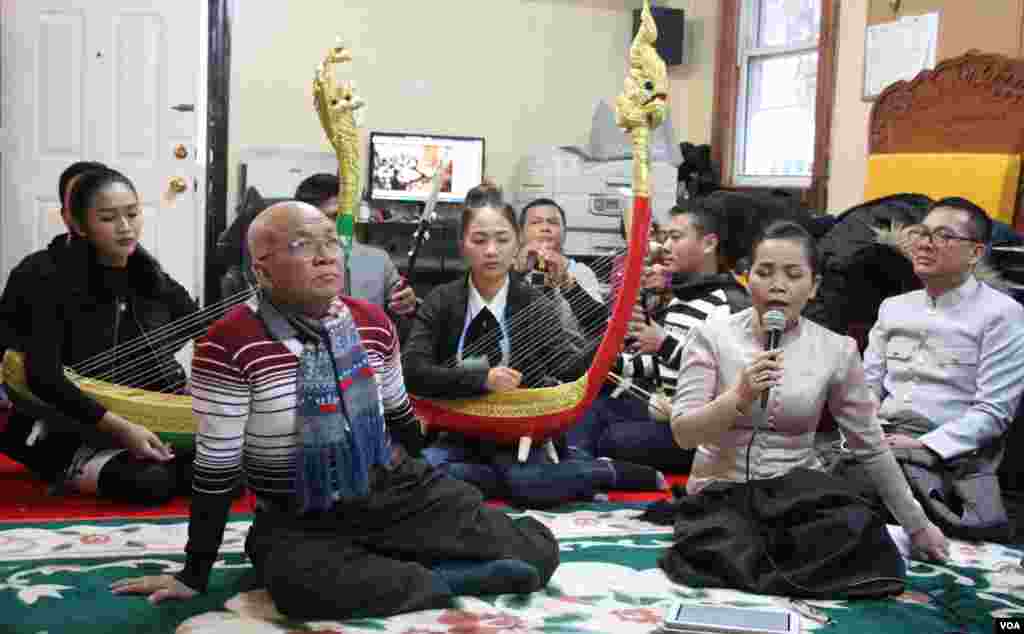 ក្រុមសិល្បករនៃស្នាដៃសិល្បៈ«បង្សុកូល»កំពុងសម្តែងនៅវត្តសាមគ្គីធម្មិការាម ក្នុងសង្កាត់ Brooklyn ទីក្រុង ញូវយ៉ក ដើម្បីបង្សុកូលដល់អ្នកដែលបានចែកឋានទៅក្នុងរបបខ្មែរក្រហម កាលពីថ្ងៃទី ១៧ ខែ ធ្នូ ឆ្នាំ ២០១៧។ (រូបថត៖ ហុង ចិន្តា/VOA)