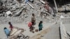 Los niños caminan después de recibir comida, en medio del conflicto en curso entre Israel y el grupo islamista palestino Hamás, en Jabalia, en el norte de la Franja de Gaza, el 22 de abril de 2024. 