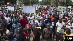 Les Maliens qui soutiennent le président Ibrahim Boubacar Keita, qui a récemment remporté un deuxième mandat lors de l'élection présidentielle, se réunissent le 2 septembre 2018 à Bamako pour une marche.