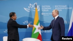 Presiden Rusia Vladimir Putin berjabat tangan dengan Perdana Menteri Myanmar Min Aung Hlaing selama pertemuan di sela-sela Forum Ekonomi Timur (EEF) 2022 di Vladivostok, Rusia 7 September 2022. (Valeriy Sharifulin/TASS Host Photo Agency/Handout via REUTERS)