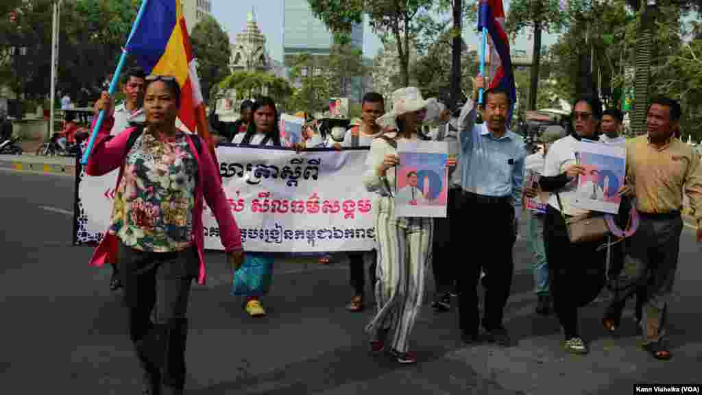 អ្នកចូលរួមកំពុងហែធម្មយាត្រាដោយថ្មើរជើងពីរាជធានីភ្នំពេញ ឆ្ពោះទៅកាន់ខេត្តពោធិ៍សាត់ ក្នុងគោលបំណងលើកកម្ពស់សីលធម៌សង្គម នៅថ្ងៃទី១ ខែកុម្ភៈ ឆ្នាំ២០២៣។ (កាន់ វិច្ឆិកា/វីអូអេ)