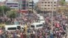 Pobladores de la localidad puneña de Ilave en Puno despiden a los manifestantes que viajan a Lima. [Foto: Cortesía RPP].
