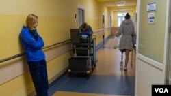Bolnički radnici kažu da su pacijentima potrebni mjeseci da se naviknu na veštačke udove, te da stotine ljudi čekaju da dođu na red da ih dobiju. (Foto: Yan Boechat/VOA)