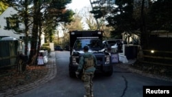 Personal del Servicio Secreto estaciona vehículos en la entrada que conduce a la casa del presidente Joe Biden, en Wilmington, Delaware, EEUU, el 15 de enero de 2023.