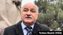 Müsavat Partiyasının başqanı Arif Hacılı Rəsulzadənin Novxanı kəndindəki abidəsi önündə çıxış edərkən.