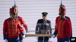 Miembros de la guardia presidencial llevan la espada del héroe independentista Simón Bolivar durante la ceremonia de juramentación del presidente Gustavo Petro, el domingo 7 de agosto de 2022, en Bogotá. (AP Foto/Fernando Vergara)