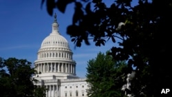ARCHIVO - El sol brilla en la cúpula del Capitolio de Estados Unidos, en Washington, el 9 de junio de 2022.