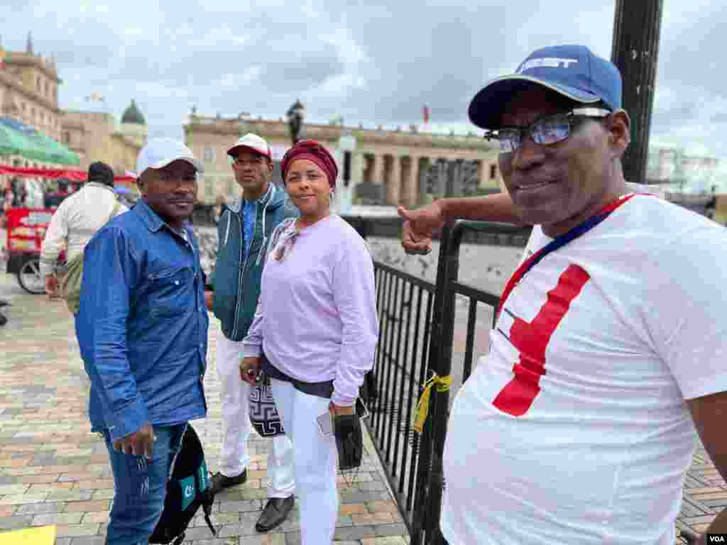 Representantes de la región del Atlántico en Colombia posan en la Plaza de Bolívar donde estarán el Domingo para participar en la toma de poder de Gustavo Petro.