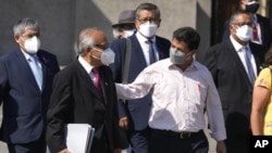 ARCHIVO - El presidente de Perú, Pedro Castillo, al frente a la derecha, camina junto al primer ministro Aníbal Torres y miembros de su gabinete afuera del palacio de gobierno en Lima, Perú, el 8 de marzo de 2022. 