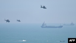 中國軍隊在靠近台灣的福建平潭島舉行實彈軍演。 （2022年8月4日）