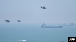 中國軍隊在靠近台灣的福建平潭島舉行實彈軍演。（2022年8月4日）