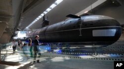 Радянський підводний човен К-3 «Ленінський комсомол», побудований в 1957 році, під час Міжнародного морського оборонного шоу на Кронштадтській військово-морській базі, поблизу Санкт-Петербурга, Росія, середа, 21 червня 2023 року. К-3 був частиною Північного флоту. (AP Photo)