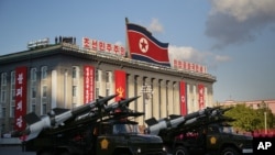2015年10月10日，南韓舉行閱兵式，圖為導彈火箭方陣接受檢閱。（資料照片）