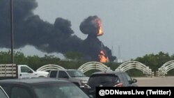 Asap mengepul setelah roket tak berawak SpaceX meledak di Cape Canaveral, Florida, hari Kamis (1/9) pagi. 