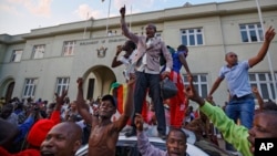 Foule en liesse devant le parlement zimbabwéeen après la démission de Robert Mugtabe, Harare, Zimbabwe, le 21 novembre 2017. 