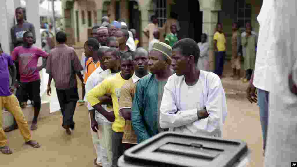 Des électeurs nigérians, en file, attendent de voter samedi 28 mars 2015. 
