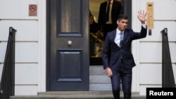 Britaniyanın Mühafizəkarlar Partiyasının yeni lideri Rişi Sunak Londonda partiyanın qərargahını tərk edir, 24 oktyabr 2022-ci il. 