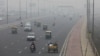 Berbagai kendaraan terlihat di jalan raya pada pagi yang berkabut di New Delhi, India (foto: dok). India meresmikan tahap pertama jalan tol sepanjang 1.386 km, yang menghubungkan kota New Delhi dan Mumbai. 