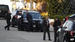 Policija ispred kuće Pola Pelosija, supruga predsedavajuće Predstavničkog doma Nensi Pelosi u San Francisku (Foto: AP /Eric Risberg)