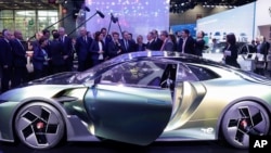 法国总统马克龙参观巴黎车展上的标致（Peugeot ）DS E-Tense 电动车（资料照： 2022年10月17日）