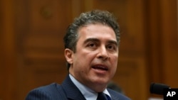 Babak Namazi, anak dari warga negara AS Baquer Namazi yang telah ditahan di Iran, memberikan kesaksian di depan anggota sub-komite bidang Luar Negeri DPR AS dalam sebuah sidang di Gedung Capitol, Washington, pada 7 Maret 2019. (Foto: AP/Susan Walsh)
