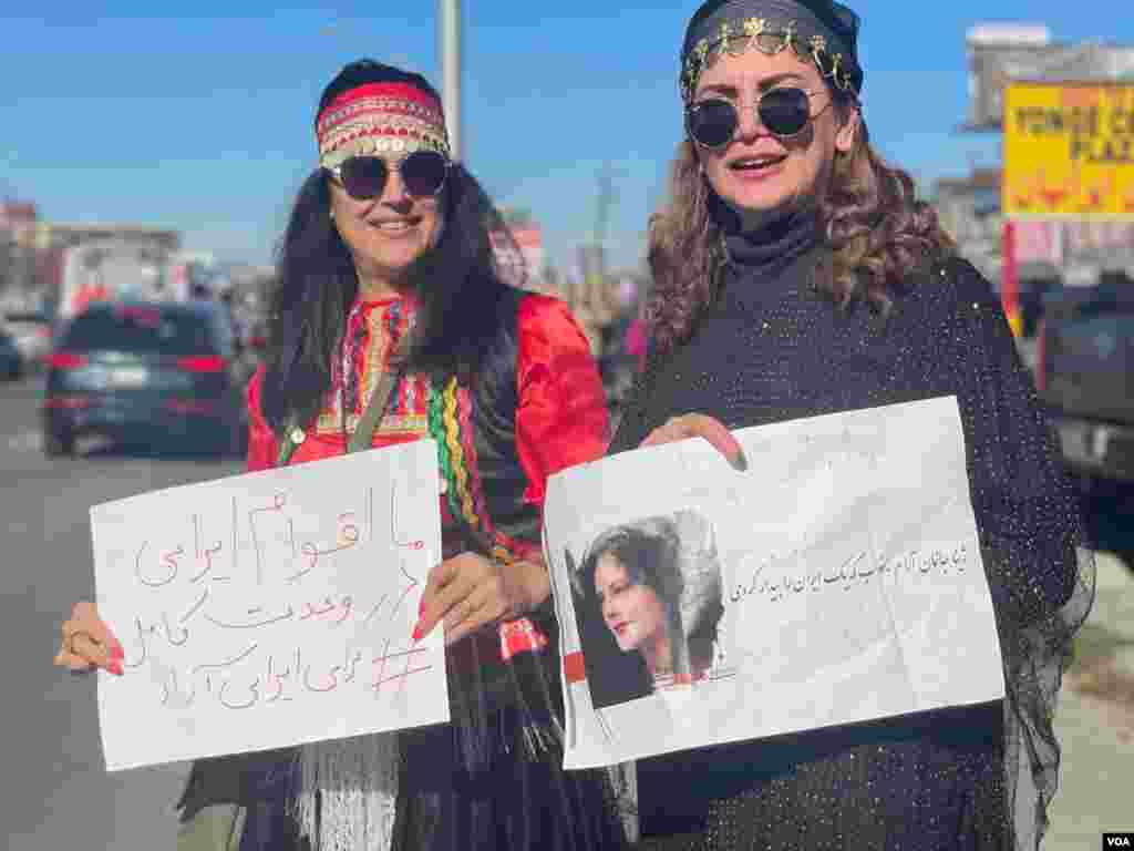 تجمع گروهی از ایرانیان در قالب زنجیره انسانی طولانی در شهر تورنتوی کانادا برای همراهی با معترضان در ایران.