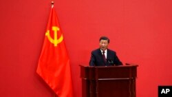 ប្រធានាធិបតីចិនលោក Xi Jinping ថ្លែងក្នុងពិធីមួយដើម្បីណែនាំសមាជិកថ្មីនៃគណៈកម្មាធិការអចិន្ត្រៃយ៍ការិយាល័យនយោបាយនៅវិមានប្រជាជនក្នុងទីក្រុងប៉េកាំង កាលពីថ្ងៃទី២៣ ខែតុលា ឆ្នាំ២០២២។