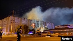 Una vista muestra el sitio del accidente aéreo cuando un avión de combate de las fuerzas del Kremlin cayó sobre un edificio residencial en la sureña ciudad de Yeysk, Rusia, el 17 de octubre de 2022.