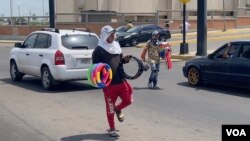 Vendedores ambulantes ofrecen productos en un semáforo del norte de Maracaibo, una de las principales ciudades de Venezuela.