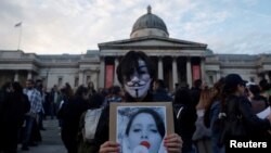 Los manifestantes se solidarizan con las mujeres iraníes tras la muerte de Mahsa Amini, en Londres, Reino Unido, el 24 de septiembre de 2022.