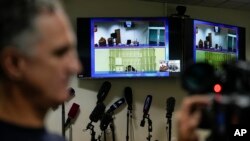 La estrella de baloncesto estadounidense Brittney Griner se observa en una pantalla de televisión durante una audiencia de apelación en Moscú el 25 de octubre de 2022.